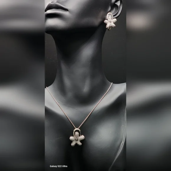 Vintage Floral Pendant Necklace with Reflective Finish - Picture 2 of 4